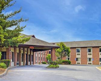 Amerihost Inn & Suites Fulton - Fulton - Building