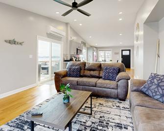2nd-floor lakefront walk-up with firepit - Antioch - Sala de estar