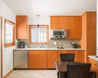Hear the waves from our cottage! Perfect for couples with 2 kiddos - Pismo Beach - Kitchen
