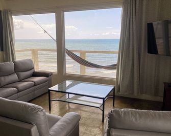 Trujillo Airport Beach Suites - Trujillo - Sala de estar