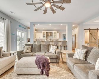 Private Beach and Deck Bayfront Home in Hayes! - Yorktown - Living room