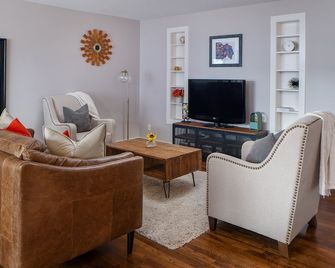 'The Old Post Office' - Mid-Century Mod Apartment in Downtown Driggs - With W/D - Driggs - Sala de estar