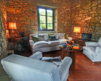 Tranquil Farmhouse near Center in Umbertide with Garden - Umbertide - Soggiorno