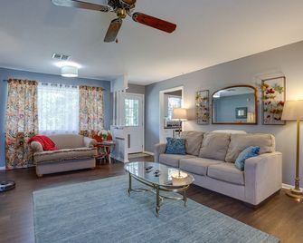 Norman Home w/ Yard, Walk to Park & OU Campus! - Norman - Living room