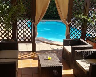 Villa Cunit mainstreet with private pool 500m beach and near Barcelona (train) - Cunit - Piscina