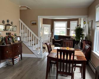 Steps from restaurants and the historic Stockman’s Bar and Grill. - Walden - Comedor