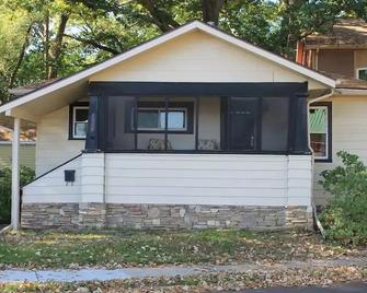 Clean and cozy bungalow - walking distance from downtown Ferndale - Ferndale - Building