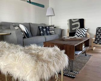 Oceanfront Cozy 2 bed Cottage in Brule Shore, pet friendly, firepit, - Tatamagouche - Wohnzimmer