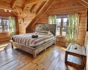 Rustic Cabin Near Purdue University - West Lafayette - Bedroom