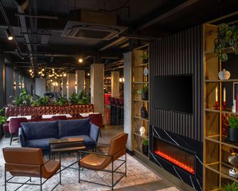 Radisson Red London Gatwick Airport - קראולי - בר