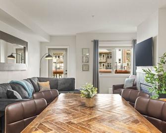Hot Tub & Heated Pool | Mountain Views | King Bed - Canmore - Living room