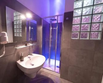 Royal Art House H Duomo by ClaPa Group Dislocated Hospitality - Napoli - Bagno
