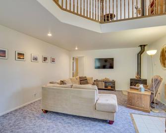 Charming Elko Home w/ Pool Table! - Elko - Living room