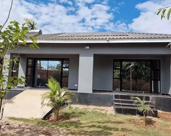 Gono Compound 3 - B&B with Queen bed - Harare - Building