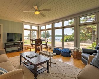 Boutique Home in Door County w/ Eagle Harbor Views - Ephraim - Wohnzimmer
