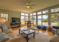 Boutique Home in Door County with Eagle Harbor Views - Ephraim - Living room