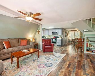 Cameo Tree Top Chalet - Hot Tub And Pet Friendly - Jasper - Living room
