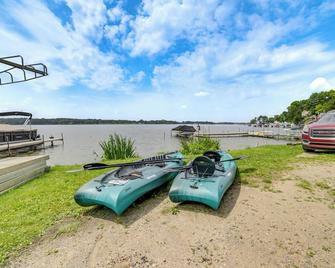 Michigan Lakefront Retreat with Kayaks and 2 Decks - Jackson