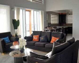 Club 37 @ Whitehouse Beach Club, 3bedroom WIFI, Pool and other modern amenities - Whitehouse - Sala de estar