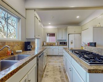 Big River Retreat - Mendocino - Kitchen