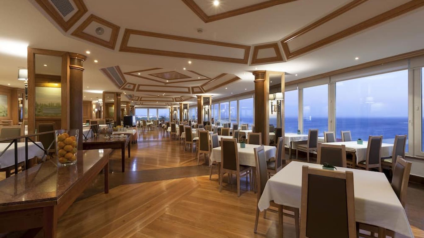 Carcavelos Beach Hotel