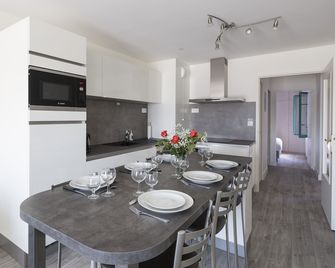 Au Quai Des Pecheurs by Cocoonr - Saint-Malo - Salle à manger