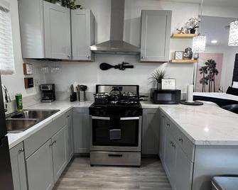 Cozy studio with AC and WiFi in fabulous Los Angeles - לוס אנג'לס - מטבח