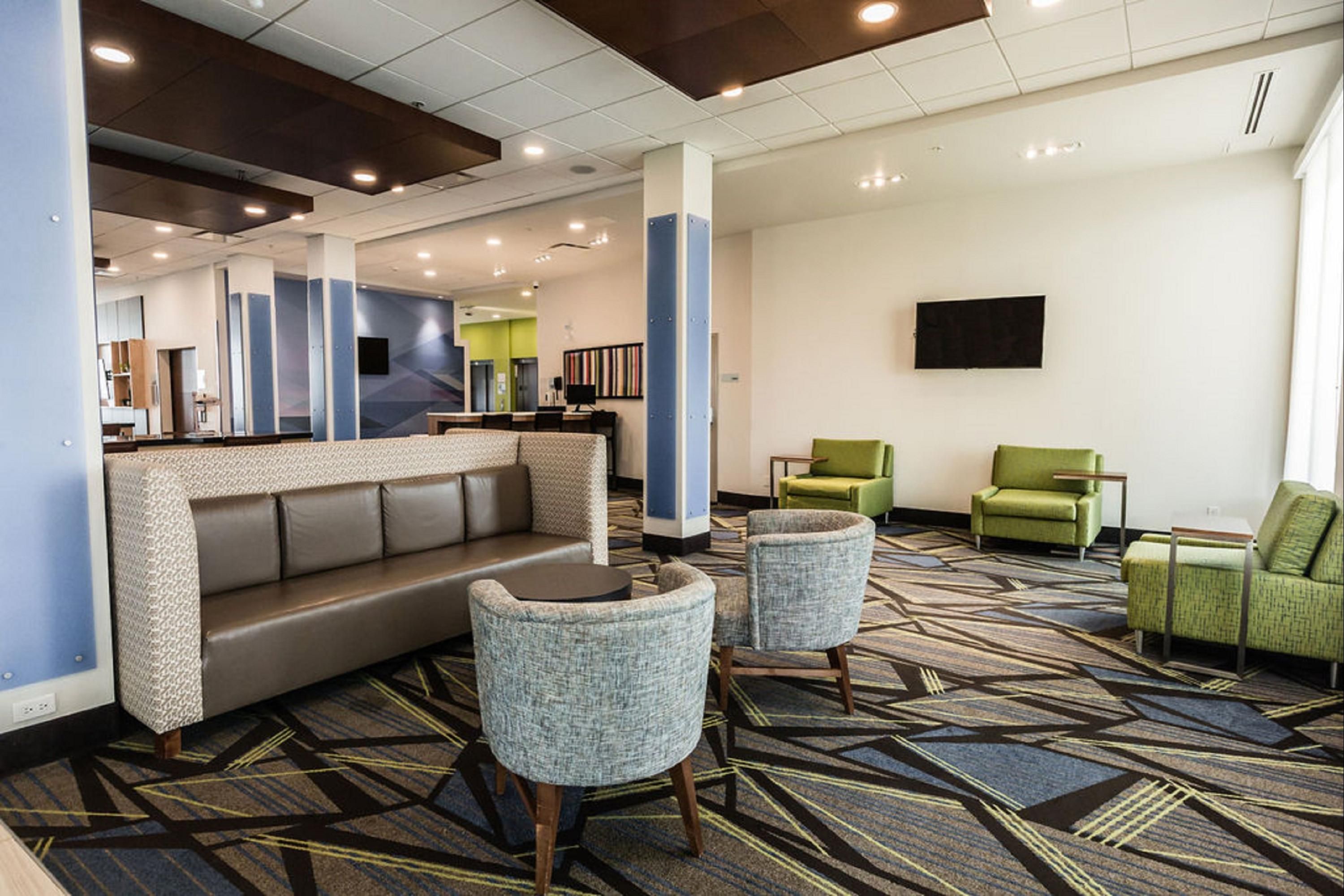 Holiday Inn Express & Suites Edmonton N - St. Albert By IHG - Saint Albert - Lobby
