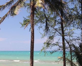 Blue Pavilion Beach Resort - Infanta - Playa