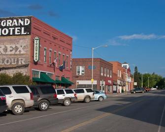 Amazing property & location- abt 60 acres on Yellowstone River! 4 bedroom,2 bath - Big Timber - Gebouw