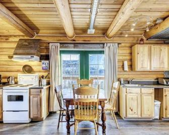 Log Cabin with Amazing Mountain & Lake Views (Pet Friendly) - Carcross - Cocina