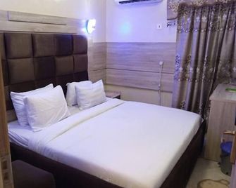 E-Exclusive Hotel - Ibadan - Bedroom