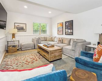 Coastal Cottage - Stevensville - Вітальня