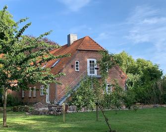 Vacation On The Manor - Small Cozy Apartment Near The Baltic Sea - Waabs - Building
