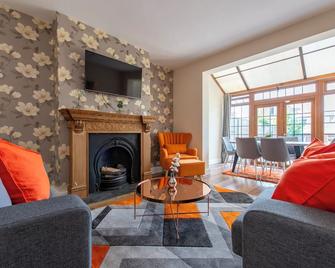 Stunning 5 Bedroom House - Croydon - West Wickham - Living room