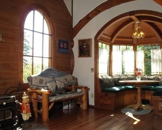 Famous Gnome House Chalet on Amazing 110 Acre Private Setting - Deer Harbor - Living room