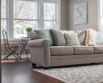 Steps to Southeast Hospital - Fast Wifi - King Bed - Cape Girardeau - Living room