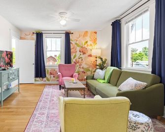 Old North Durham 1br Sleeps 4 - Durham - Living room