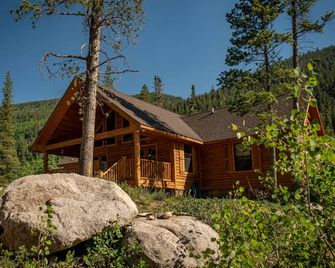 Come Stay and Play in the Rockies with 2 King and 6 Queen beds! Great ESCAPE! - Monarch - Edificio