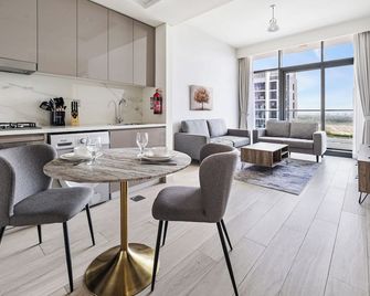 1br Azizi Riviera 44 City Skyline View - Dubai - Dining room