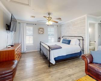 Cozy family bungalow perfect for a couple or family of four - Ardmore - Bedroom