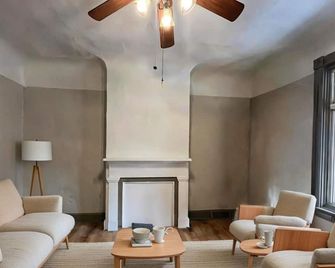 Unfurnished Beautifully Renovated Spacious 6-bedroom house in Highland Park - Pittsburgh - Sala de estar