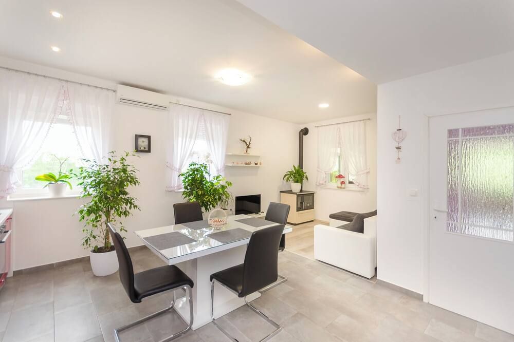 Apartment Luka - סקראדין - חדר אוכל