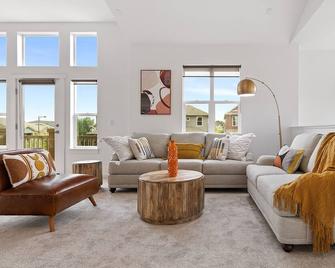 Adorable townhome in Central Park, Denver - דנבר - סלון