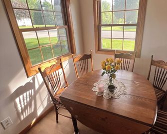 Guest Room on Mineral - Owatonna - Dining room