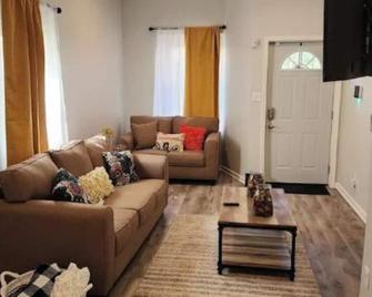 Honeycomb Hideout w/ 2 bedrooms - Gary - Living room