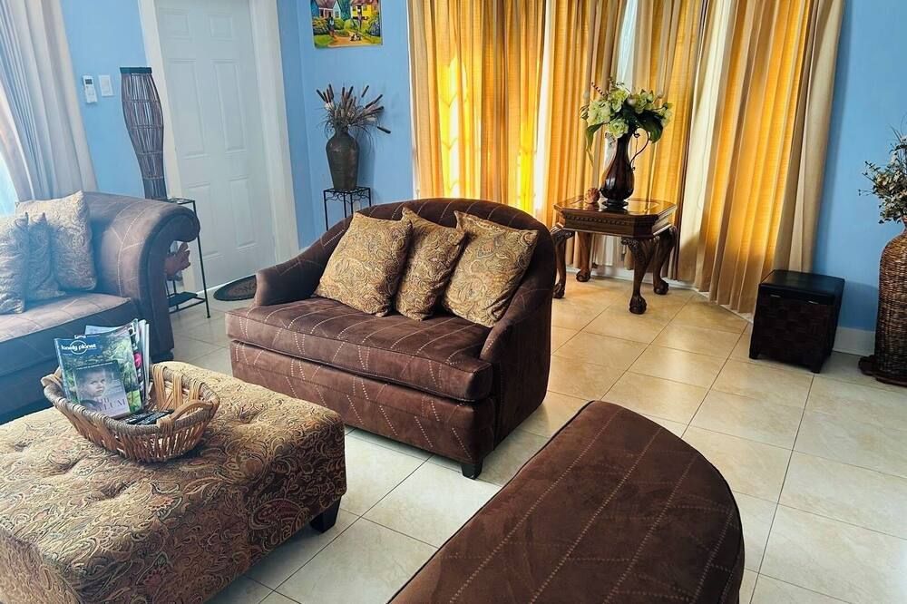 Penthouse On The Ridge - Ocho Rios - Living room