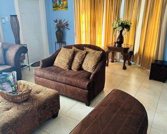 Penthouse On The Ridge - Ocho Rios - Living room