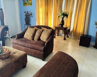 Penthouse On The Ridge - Ocho Rios - Living room