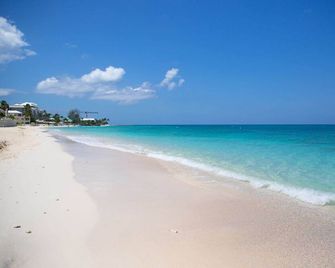 Bright and Colorful 1 Bedroom Condo, Short Walk To Beautiful Seven Mile Beach - George Town - Plage